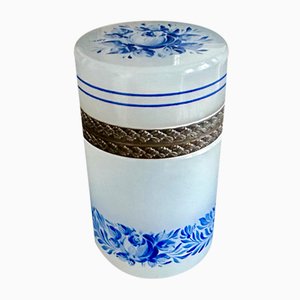 Hellgrauer Opalglaskasten mit blauer floraler Emaille-Verzierung, 1890er