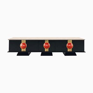 Modernes Sideboard aus Holz mit roten Griffen von HOMMÉS Studio