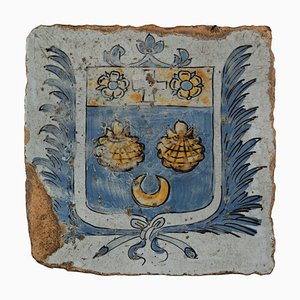 Glasierte Bodenfliese aus dem 17. Jh. mit Wappen der Familie Montesquieu, Nevers, 1650er