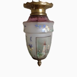 Jugendstil Lampe mit floral gemusterter Messinghalterung und originalem Farbglasschirm, 1890er