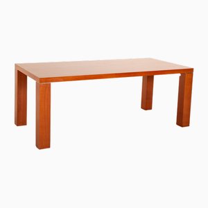 Mesa de comedor de madera en marrón