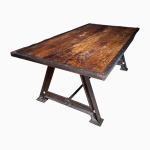 Mesa de comedor industrial con hierro fundido