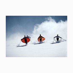 Slim Aarons, Skifahrer mit Umhang, Fotodruck
