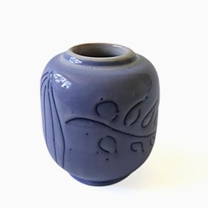 Kleine handgemachte hellblaue glasierte Vintage Vase, Schweden