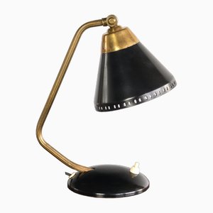 Lámpara de mesa vintage de latón y metal negro de Erik Wärnå, años 50