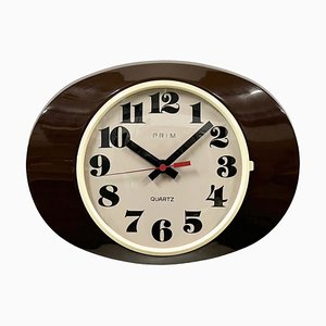 Reloj de pared vintage de baquelita marrón de Prim, años 70