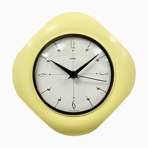 Gelbe Vintage Wanduhr aus Bakelit von Metamec, 1970er