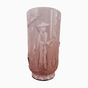 Vaso Art Déco in vetro rosa con scena cinese effetto Ombre di Verlys, Francia, anni '40