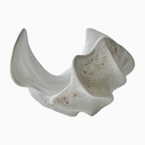 Scultura White Wings in ceramica di Natalia Coleman