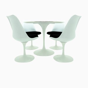 Mesa de comedor Tulip vintage con tablero y sillas de mármol Calacatta de Eero Saarinen para Knoll Inc. / Knoll International, años 80. Juego de 5