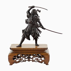 Escultura japonesa de bronce de un guerrero samurai, década de 1890