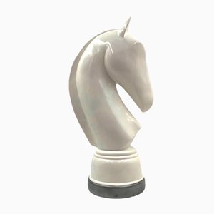 Escultura de caballo de ajedrez de resina blanca, Italia, años 70