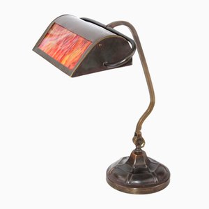 Banker Lampe aus Messing mit Farbglaseinsatz, 1920er