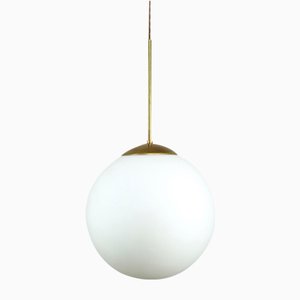 Lampada Mid-Century a sfera in ottone e opalino, Italia