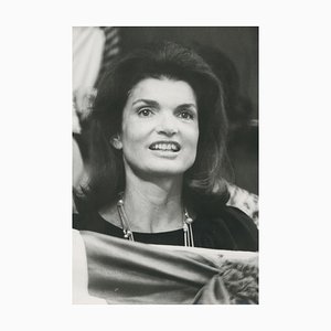 Jackie Kennedy en el Madison Square Garden, fotografía en blanco y negro, años 70