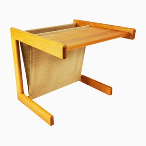 Mesa pequeña modernista con soporte para periódicos, Dinamarca, años 70.