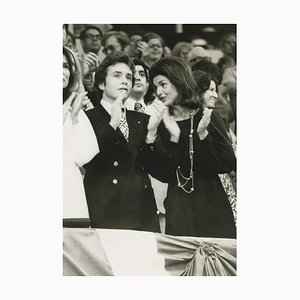 Jackie Kennedy con familia, fotografía en blanco y negro, años 70