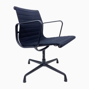 Poltrona EA 108 nera di Charles & Ray Eames per Vitra, anni '80