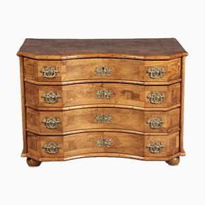Baroque Concave Front Chest of Drawers in Walnut Veneer, 1730s