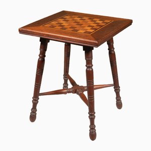 Mesa de ajedrez de movimiento estético de caoba y madera satinada, 1870