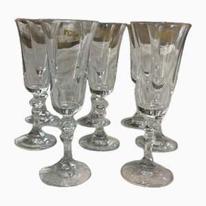 Vasos bohemios de cristal con pedestales tallados, años 60. Juego de 38