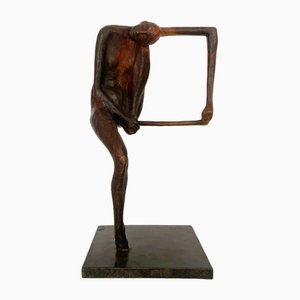 Olga Prokop-Misniakiewicz, Sentada en un colgador de alfombra, Escultura de bronce, 2021