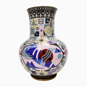 Vaso Jingfa postmoderno colorato in cloisonné con base in ottone, Cina, anni '70