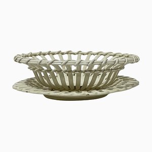 Cesta de fruta y platillo ingleses pequeños ovalados atribuidos a Wedgwood, 1907-1924. Juego de 2