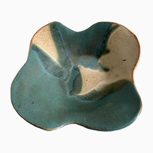 Piatto ondulato in ceramica fatto a mano, blu e neutro, Gran Bretagna, anni '60