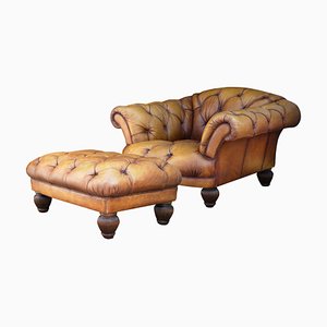 Chesterfield Clubsessel & Fußhocker aus hellbraunem Leder mit tiefen Knöpfen im viktorianischen Design
