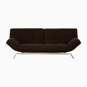 Sofá de tres plazas Smala de tela marrón oscuro de Ligne Roset