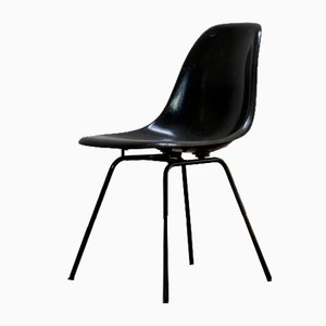 Sedia in fibra di vetro di Charles & Ray Eames per Herman Miller, anni '60