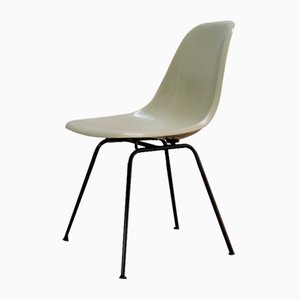 Silla auxiliar de fibra de vidrio blanca de Charles & Ray Eames para Herman Miller, años 60