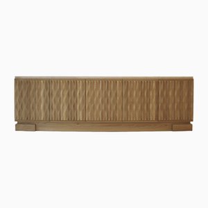 Credenza in legno di quercia con motivi intagliati a mano e ripiano in travertino