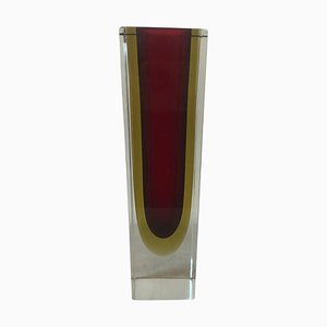 Jarrón moderno cuadrado Sommerso de cristal de Murano en rojo y amarillo atribuido a Seguso, años 60