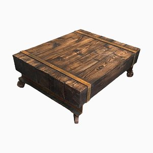 Mesa de centro vintage con vigas de hierro y acero y bloques de madera con ruedas