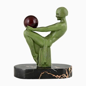 Max Le Verrier, Art Déco desnudo sentado con pelota, 1930, metal y mármol