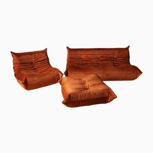 Sillón Togo con puf y sofá de tres plazas de terciopelo naranja ámbar de Michel Ducaroy para Ligne Roset. Juego de 3