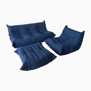 Sillón Togo de microfibra en azul con puf y sofá de tres plazas de Michel Ducaroy para Ligne Roset. Juego de 3