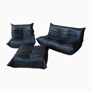 Sofá de dos plazas y sillón Togo de cuero negro con puf de Michel Ducaroy para Ligne Roset. Juego de 3