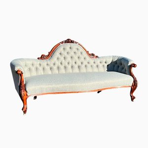 Viktorianisches Sofa mit Gestell aus geschnitztem Mahagoni, Cabriole-Füßen und Messingrollen