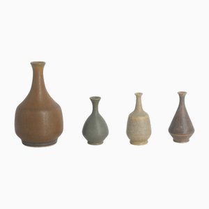Jarrones coleccionables escandinavos Mid-Century pequeños de gres marrón de Gunnar Borg para Höganäs Ceramics, años 60. Juego de 4