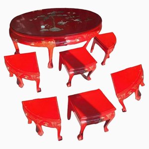 Mesa y taburetes chinense vintage lacados en rojo con adornos pintados a mano. Juego de 7