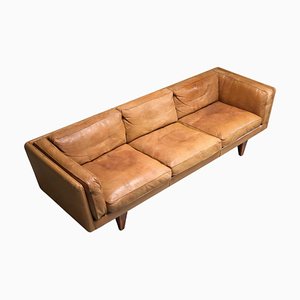 Dreisitziges V11 Sofa aus Cognacfarbenem Leder von Illum Wikkelsø, Dänemark, 1960er