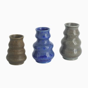 Jarrones escandinavos modernos pequeños de gres esmaltado ondulado en marrón y azul de Gunnar Borg para Höganäs Ceramics, años 60. Juego de 3