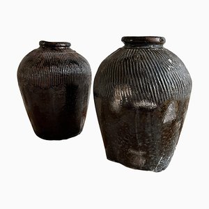 Vasi per vino di riso in ceramica smaltata, Cina, XVII secolo, set di 2