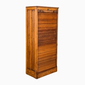 Mueble francés antiguo de madera con puerta barril