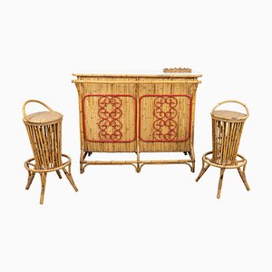 Mueble de bar de bambú y ratán con taburetes atribuidos a Tito Agnoli, Italia, años 50. Juego de 3
