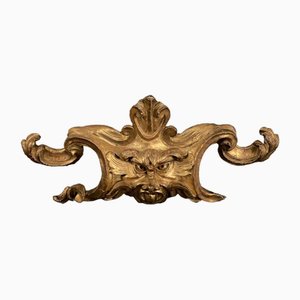 Frontón de madera dorada con decoración, siglo XIX