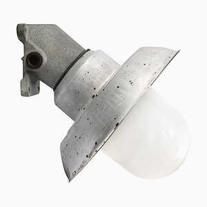 Industrielle Vintage Wandlampe aus grauem Metall & Milchglas